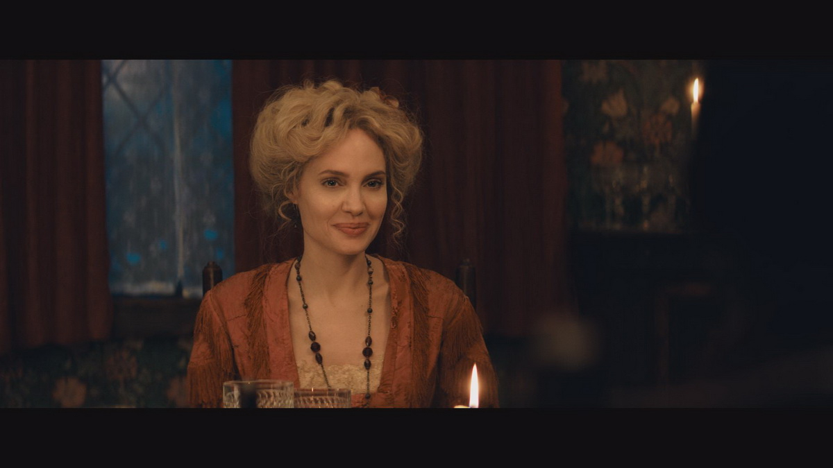 《愛麗絲與夢幻島》安潔莉娜裘莉