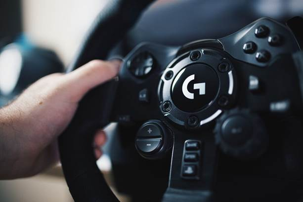 Logitech G 將於十月推出全新賽車駕駛套裝G923方向盤及踏板