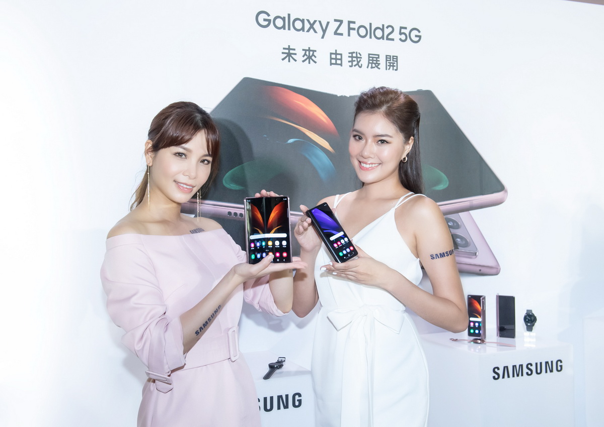 三星 Galaxy Z Fold2 5G 共有「星霧金」與「星幻黑」兩色，更是非常有誠意的直接配上 12GB +512GB 最高規格配置，建議售價為 $71,888 元，Galaxy Z Fold2 Thom Browne 限量版則是包括有 Galaxy Watch3 與三款不同材質的設計錶帶、Galaxy Buds Live、背蓋及相關配件，售價為 $112,888 元。  兩款皆在 9 月 10 日起全台通路開放預購，9 月 25 日起陸續全台通路限量上市。