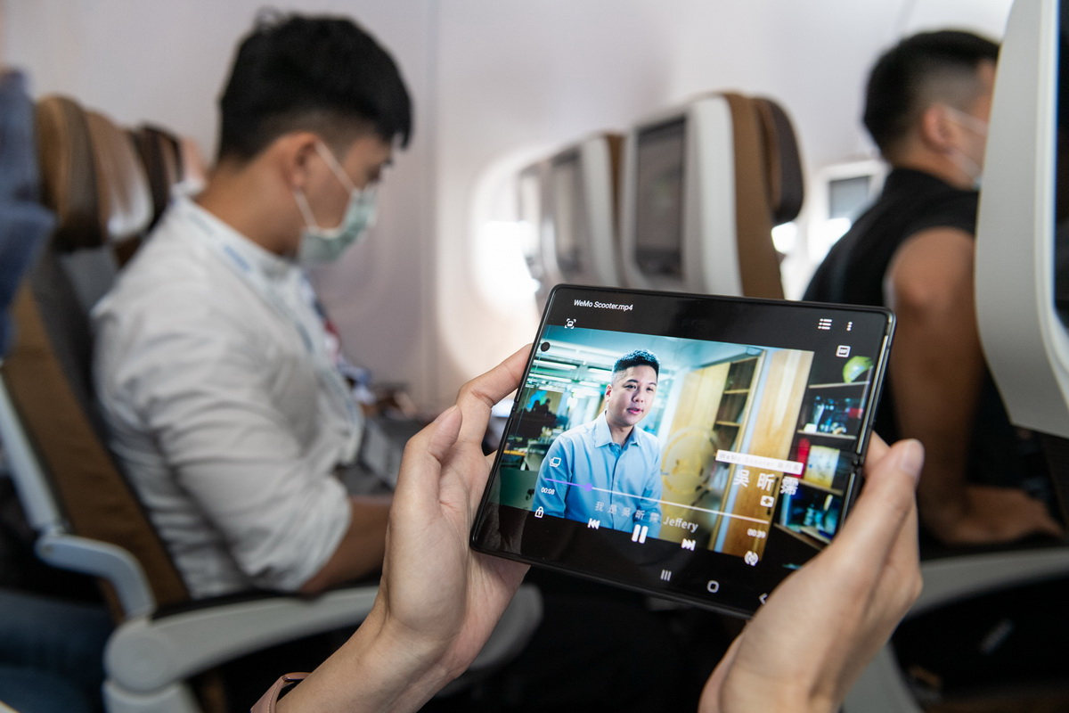 台灣三星電子攜手星宇航空、台灣之星、WeMo Scooter 共同展演行動新「摺」學