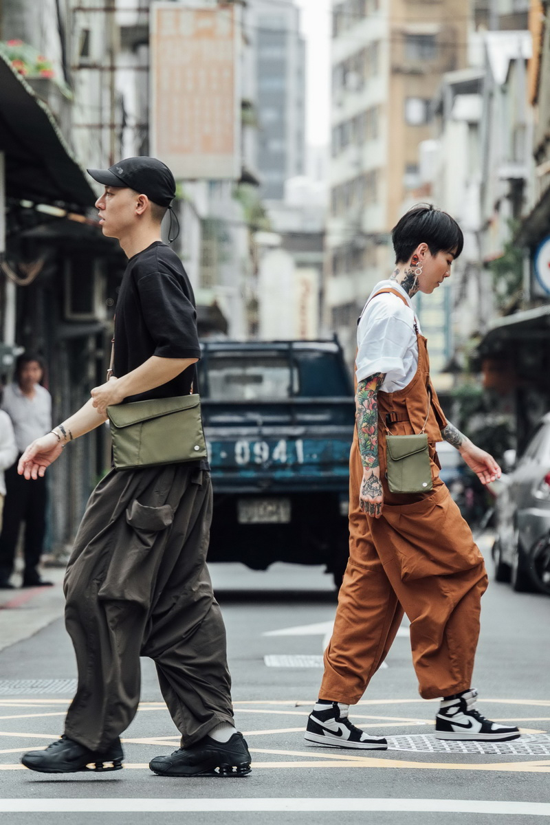 Aro Sacoche 隨身側包系列,採近年流行的 Sacoche 外型設計,以輕便、防潑水材質製成,百搭外型讓你隨手一抓就能馬上出門