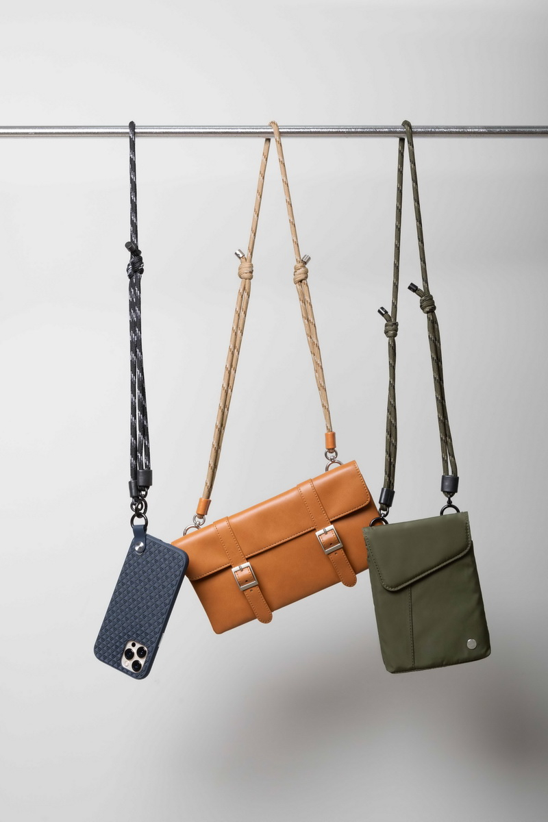 Adjustable Body Strap 可調式掛繩背帶,可調式活結設計,能隨心所欲調整長度,任意搭配其他包包、手機、證件套或是 AirTag 皮革鑰匙圈,自由變化喜愛的背帶顏色