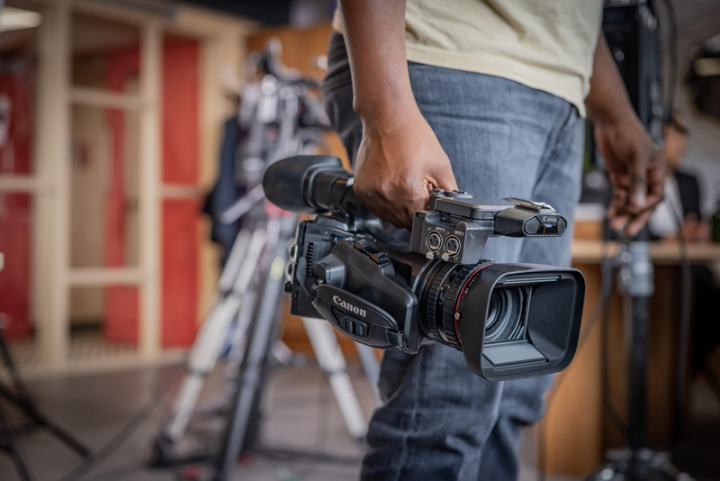 Canon 發佈全新輕巧型廣播級 4K 攝影機
