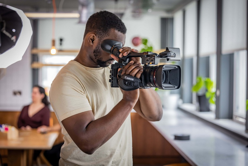 Canon 發佈全新輕巧型廣播級 4K 攝影機