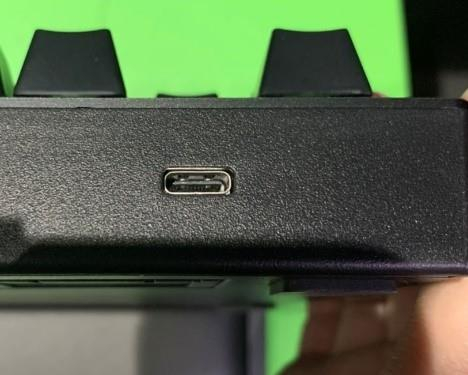 Razer的「Black Widow V3 Pro綠軸」這隻真的很可以讓姐慢慢地跟大家說說 而且續航力更是高達了200小時，不過這個部份還是要看使用者有沒有開啟省電跟光效的亮案程度會有所差別