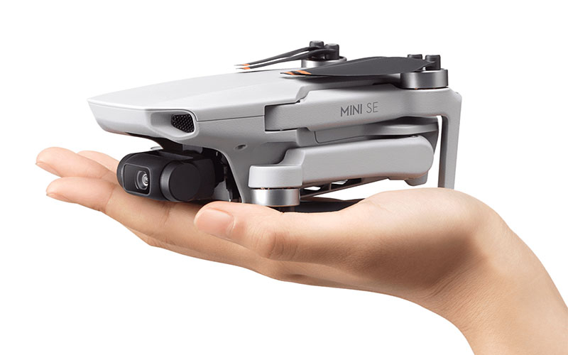 DJI Mini SE 為記錄日常打開全新視角 Mavic Mini SE 輕型空拍機- 將強大飛行性能注入輕巧機身中，可隨時伴你出行，配合簡單易用的全新 DJI Fly app，助你暢快飛行，隨心創作，發現熟悉事物另一面的美。