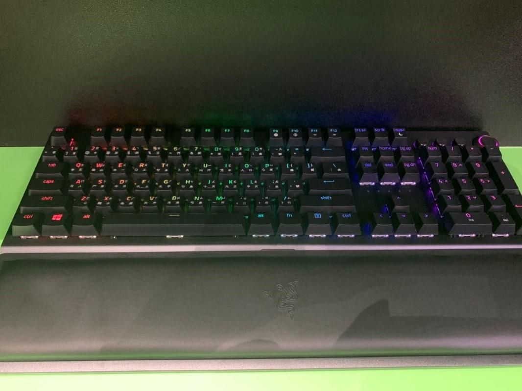 最持久最強RGB的雷蛇黑寡婦V3綠軸開箱