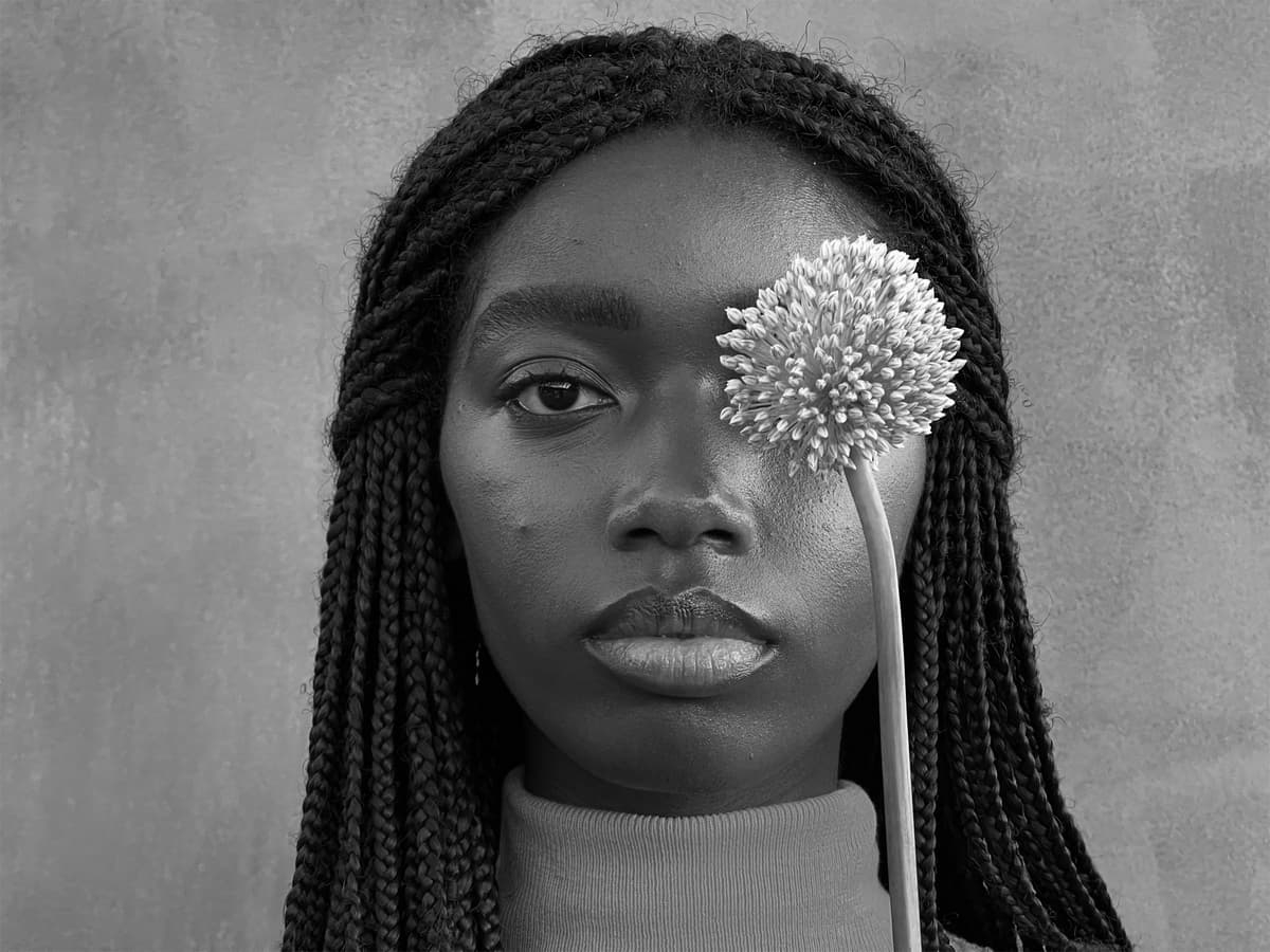 具備 77 公釐的焦距，iPhone 13 Pro 和 iPhone 13 Pro Max 的望遠相機讓使用者能在拍攝人像或影片時，更靠近他們的拍攝主體。