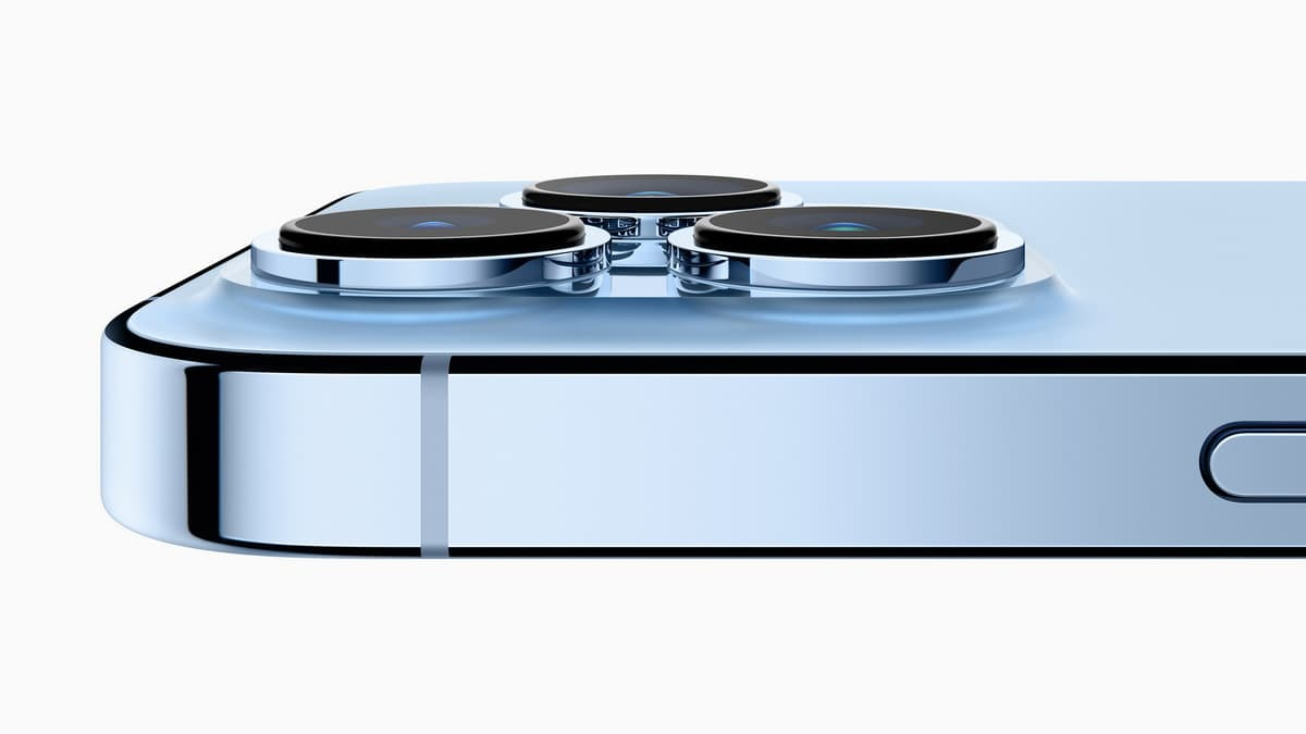 iPhone 13 Pro 和 iPhone 13 Pro Max 上的專業級相機系統具備全新超廣角相機，並配備自動對焦，讓微距攝影成為 iPhone 原生功能。此外，還有新的廣角相機，以及增添 3 倍光學變焦功能的全新望遠相機。