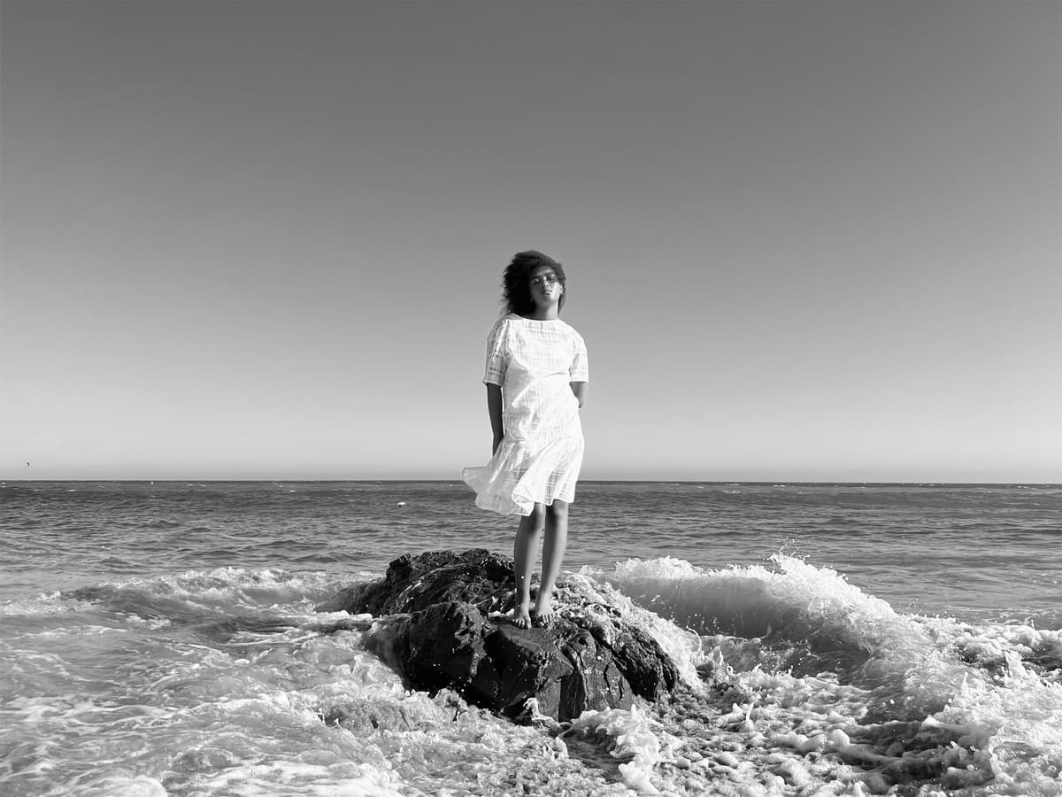 兩種機型皆配備感光元件位移式 OIS，因此，就算使用者晃動，圖片和影片還是能一直維持平順穩定。