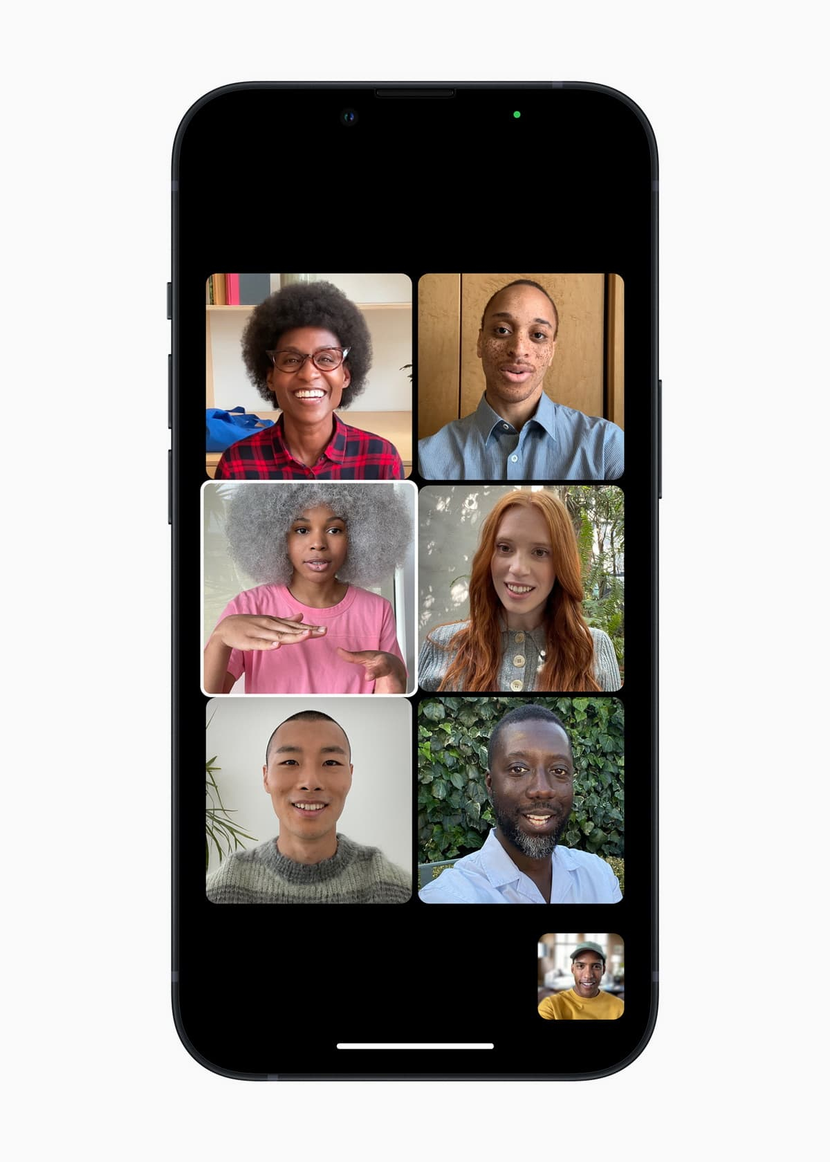 「相機」app 中令人驚艷的「人像」模式經過最佳化，能完美呈現 iOS 15 的 FaceTime 視訊通話。