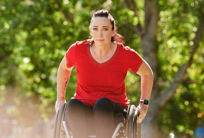 前奧運選手 Amy Van Dyken 配戴新款 Apple Watch 國際系列美國運動型錶環。