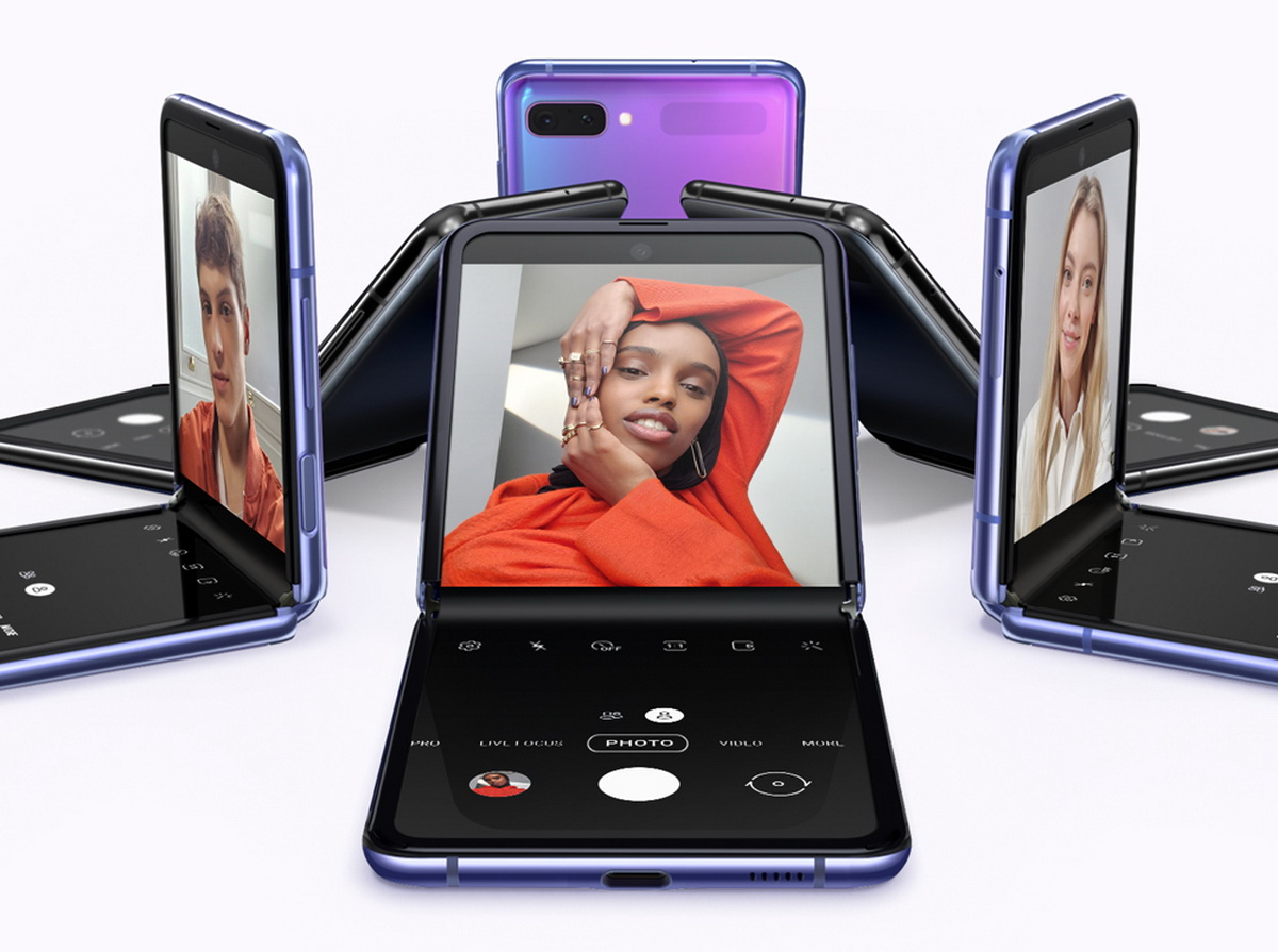 ▲Samsung Galaxy Z Flip為全球第一款「翻蓋式摺疊機」，展開後為6.7吋螢幕，可折疊一半90度放置桌面拍照，全閉合時變身掌中機容易攜帶且美型吸睛。