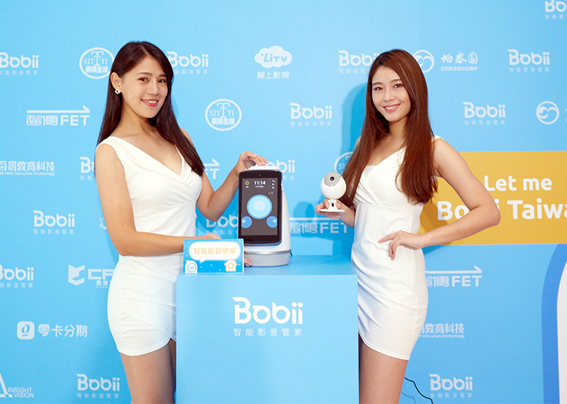 AIoT全方位整合音箱、監控與卡拉OK，還能變身防疫影像顯影系統！       （圖C1）前言：    台灣新創公司麗陽科技今日發表「Bobbi智能影音管家機器人」，在超萌可愛8吋觸控螢幕身軀內，首創整合「智慧音箱、電視盒、辨識系統、海量影音卡拉OK、健康管理」五大軟硬體AIoT＋OTT系統，重點讓家庭成員都能「輕鬆簡單使用」，尤其因應疫情時代，除提供LiTV海量影音看到飽，卡啦OK唱到爽，還領先業界導入熱影像顯影應用，搭配鏡頭就能同步顯示感測體溫！這樣一款充滿話題與驚喜高實用性的「Bobbi」小機器人，速速介紹給大家認識！ （圖B1）