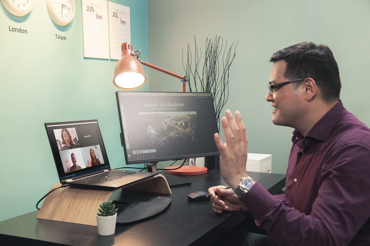 隨著新型冠狀病毒(COVID-19)疫情的擴散，許多學校和教育機構除了準備停課，更積極地研究如何讓學生進行遠距學習的可能性。為了協助遠距學習，全球視訊解決方案領導品牌 ViewSonic 即日起提供台灣中小學以及大專院校免費 myViewBoard軟體 。  ViewSonic 董事長朱家良表示：「在疫情期間，許多學校已經建立遠距教學的機制，透過既有裝置協助學生實行遠距學習，避免因為面對面上課造成傳染的風險。作為教育領域的一份子，我們希望能盡最大的努力，協助學校、老師、學生和家長，尤其是缺乏遠距學習資源的單位，共同度過這段非常時期。」  myViewBoard提供一個開放、支援跨平台的環境，讓學生可以不受地方限制，進行遠距學習。在一個虛擬化的教室中，老師和學生可以運用簡單易用的視訊討論、協同合作、數位白板，以及廣泛的輔助工具，帶來有趣、互動，以及有效率的虛擬學習體驗。  更多 myViewBoard 和遠距學習訊息: https://www.viewsonic.com/us/distance-learning;了解如何免費申請 myViewBoard 軟體: https://myviewboard.com/distance-learning/。