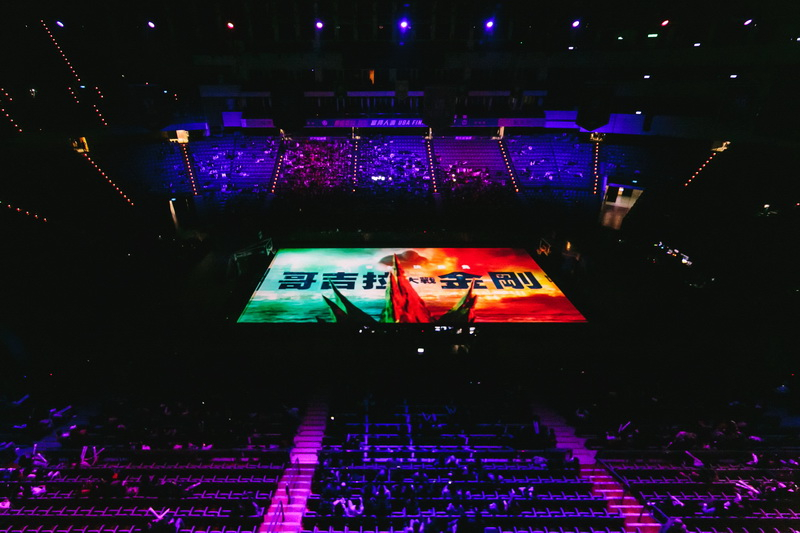 109學年度UBA大專籃球聯賽一級決賽於台北小巨蛋熱鬧登場，熱血賽事開打前，由超炫的「地板投影」揭幕，這也是UBA決賽首度出現球場投影，相信巨幅球隊介紹與特殊的立體視覺設計，讓現場球迷驚喜，帶來更高層級的看球享受，彩蛋則安排即將上映的大片【哥吉拉大戰金剛】精彩電影預告，兩隻巨獸震撼台北小巨蛋！