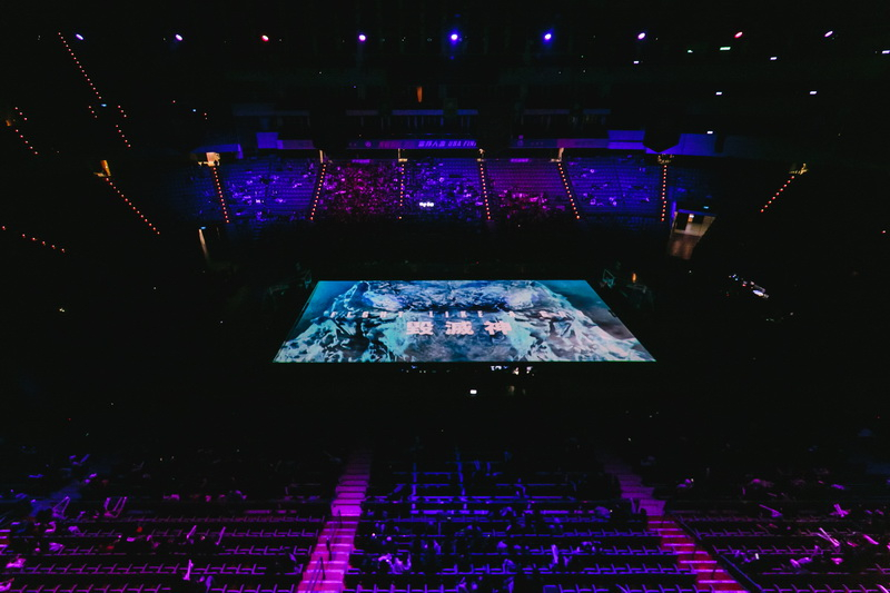 109學年度UBA大專籃球聯賽一級決賽於台北小巨蛋熱鬧登場,熱血賽事開打前,由超炫的「地板投影」揭幕,這也是UBA決賽首度出現球場投影,相信巨幅球隊介紹與特殊的立體視覺設計,讓現場球迷驚喜,帶來更高層級的看球享受,彩蛋則安排即將上映的大片【哥吉拉大戰金剛】精彩電影預告,兩隻巨獸震撼台北小巨蛋!