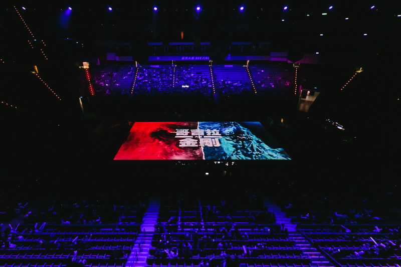 109學年度UBA大專籃球聯賽一級決賽於台北小巨蛋熱鬧登場,熱血賽事開打前,由超炫的「地板投影」揭幕,這也是UBA決賽首度出現球場投影,相信巨幅球隊介紹與特殊的立體視覺設計,讓現場球迷驚喜,帶來更高層級的看球享受,彩蛋則安排即將上映的大片【哥吉拉大戰金剛】精彩電影預告,兩隻巨獸震撼台北小巨蛋!