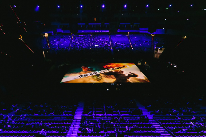 109學年度UBA大專籃球聯賽一級決賽於台北小巨蛋熱鬧登場,熱血賽事開打前,由超炫的「地板投影」揭幕,這也是UBA決賽首度出現球場投影,相信巨幅球隊介紹與特殊的立體視覺設計,讓現場球迷驚喜,帶來更高層級的看球享受,彩蛋則安排即將上映的大片【哥吉拉大戰金剛】精彩電影預告,兩隻巨獸震撼台北小巨蛋!