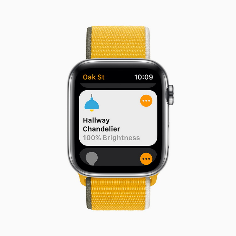 在 watchOS 8 中，重新設計的「家庭」app 讓人更方便地取用特定時刻可能會需要的配件和場景，以及個別房間中的相機和配件