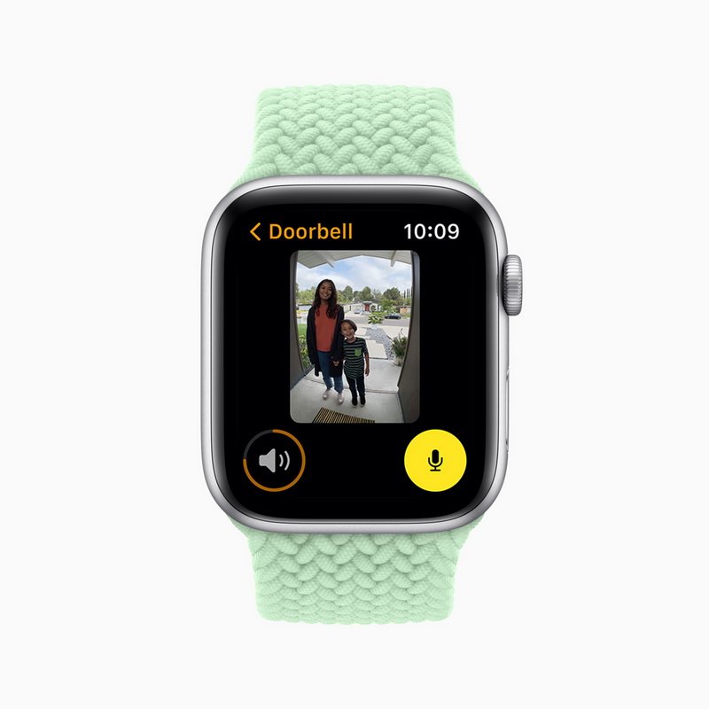 有了 watchOS 8，Apple Watch 使用者只要安裝支援 HomeKit 的相機，便可直接在手腕上查看是誰在門口