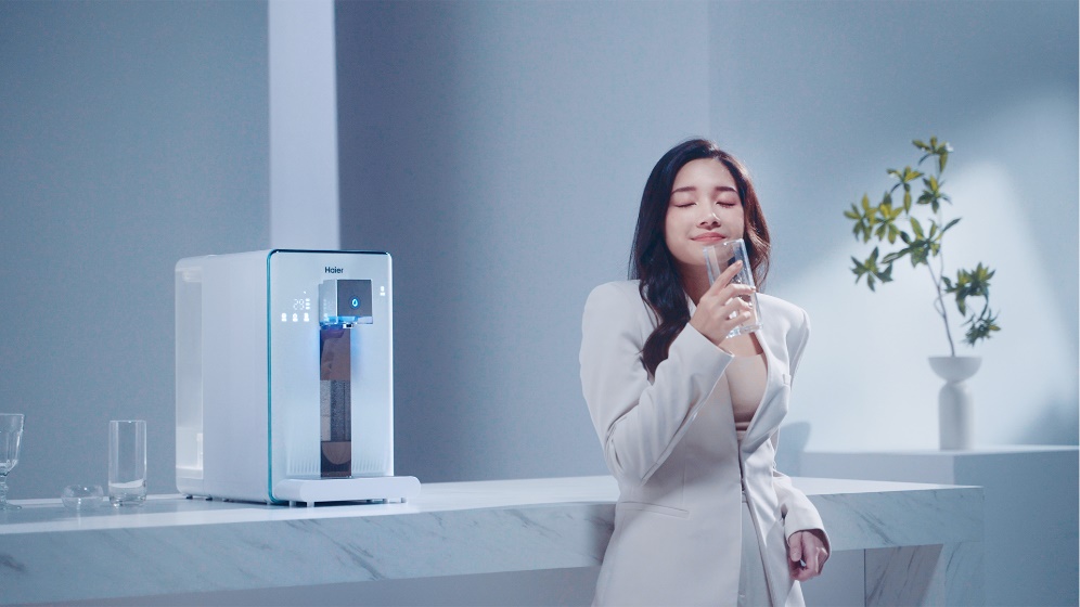 一張含有 女性, 個人, 鏡, 室內 的圖片

自動產生的描述