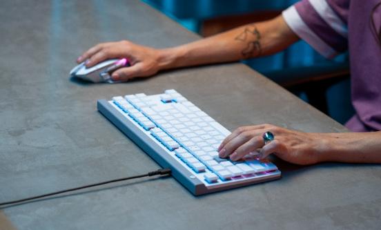 一張含有 人員, 服裝, 室內, 辦公用品 的圖片
AI 產生的內容可能不正確。