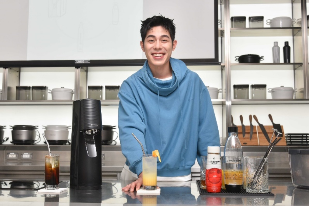 一張含有 人員, 室內, 廚房電器, 服裝 的圖片
AI 產生的內容可能不正確。