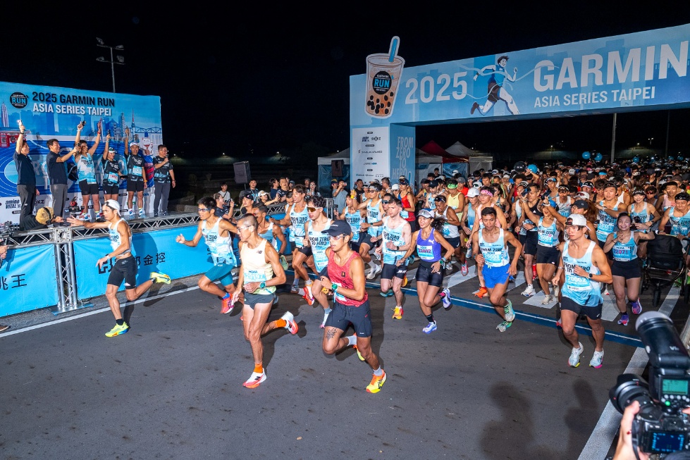 一張含有 人員, 戶外, 足部穿著, 道路 的圖片
AI 產生的內容可能不正確。