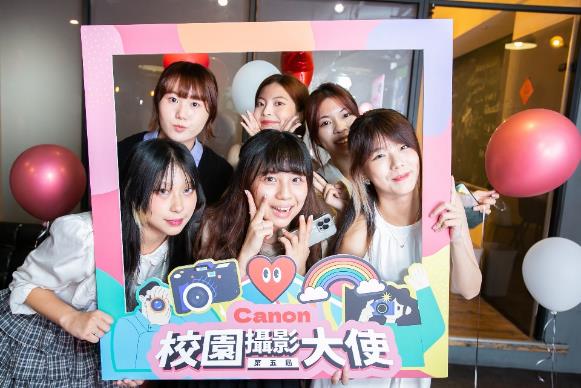 一張含有 人的臉孔, 服裝, 人員, 氣球 的圖片
自動產生的描述