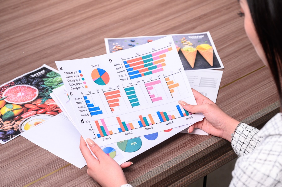 一張含有 服裝, 文字, 人員, 兒童藝術 的圖片
自動產生的描述