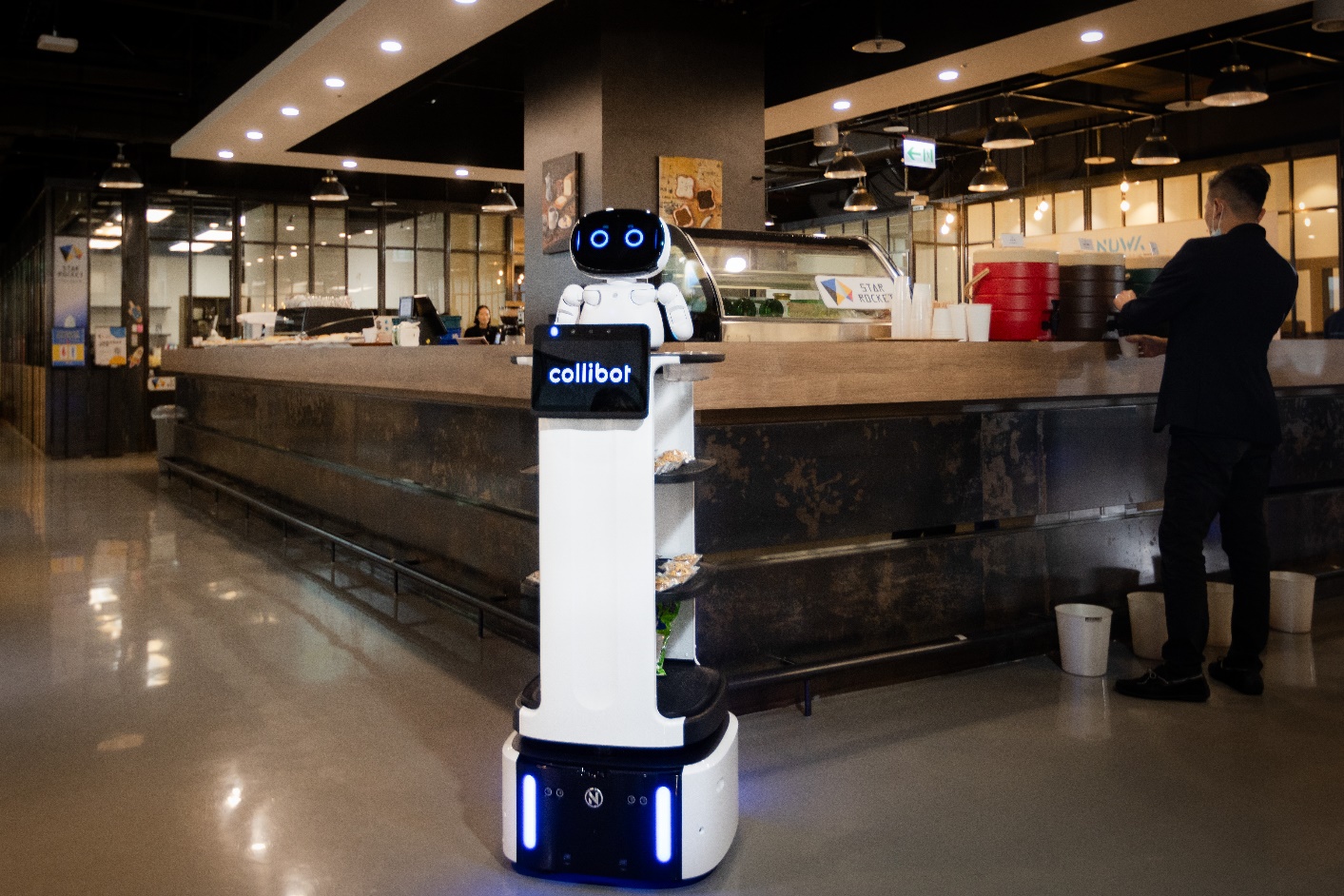 一張含有 室內, 服裝, 天花板, 男人 的圖片
自動產生的描述