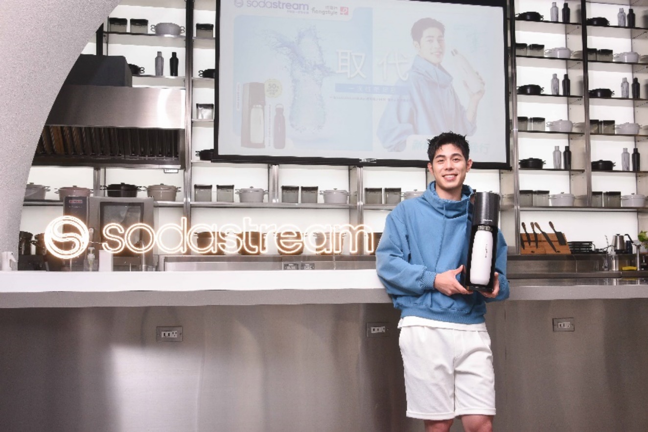 一張含有 服裝, 人員, 文字, 室內 的圖片
AI 產生的內容可能不正確。