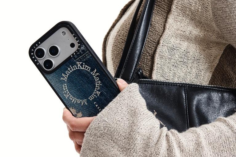 一張含有 人員, 行動電話, 小工具, 電子裝置 的圖片

AI 產生的內容可能不正確。