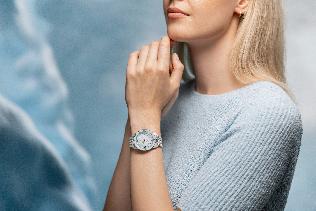 一張含有 人員, 時尚配件, 手錶, 人的臉孔 的圖片
AI 產生的內容可能不正確。