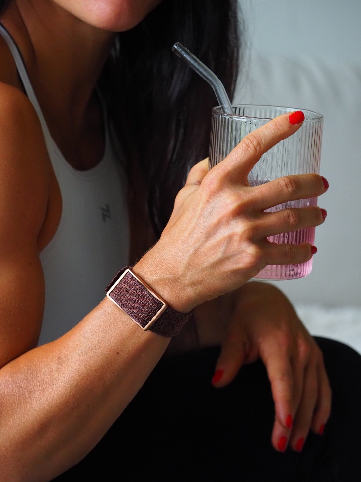 一張含有 人員, 指甲, 手指, 手腕 的圖片
AI 產生的內容可能不正確。