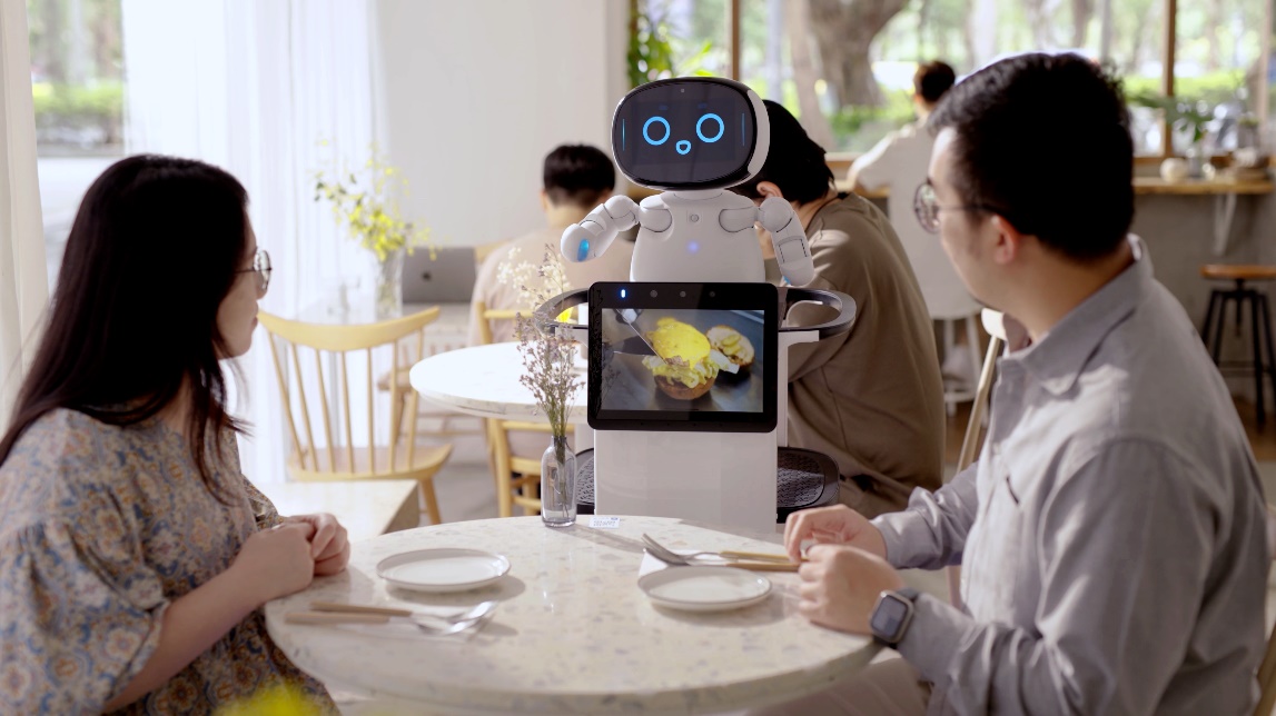 一張含有 人員, 服裝, 室內, 傢俱 的圖片
自動產生的描述