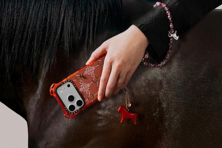 一張含有 時尚配件, 母馬, 人員, 種公馬 的圖片

AI 產生的內容可能不正確。