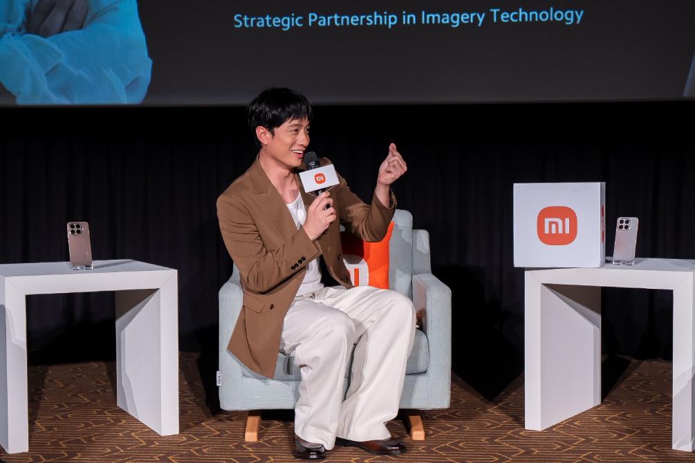 一張含有 服裝, 人員, 傢俱, 男人 的圖片
AI 產生的內容可能不正確。