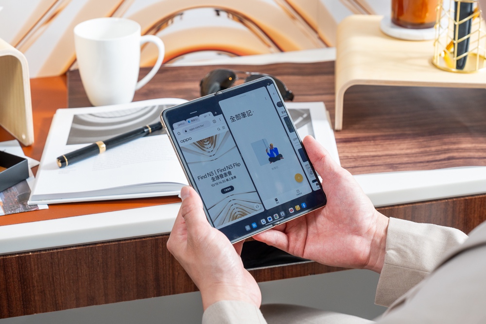 A person holding a tablet

Description automatically generated
