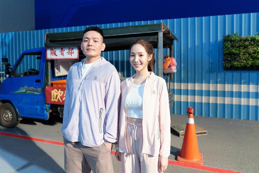 一張含有 服裝, 人員, 陸上交通工具, 車輛 的圖片
自動產生的描述