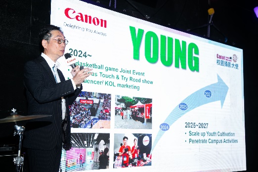 一張含有 文字, 服裝, 男人, 西裝 的圖片

自動產生的描述