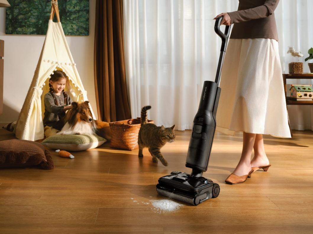 一張含有 室內, 地板, 真空, 人員 的圖片
AI 產生的內容可能不正確。