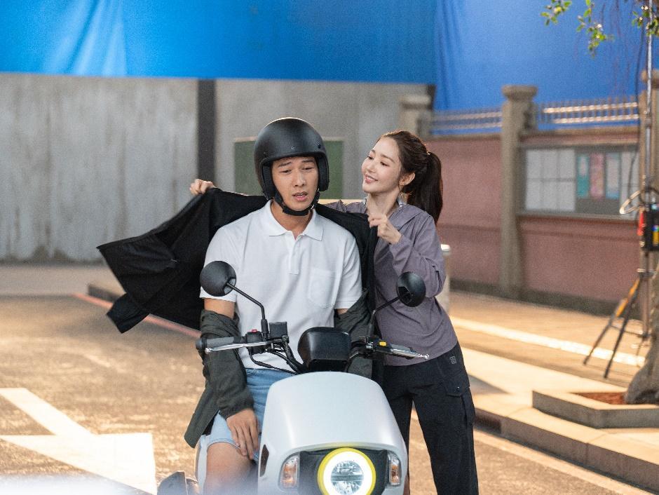 一張含有 服裝, 人員, 輪胎, 建築 的圖片
自動產生的描述