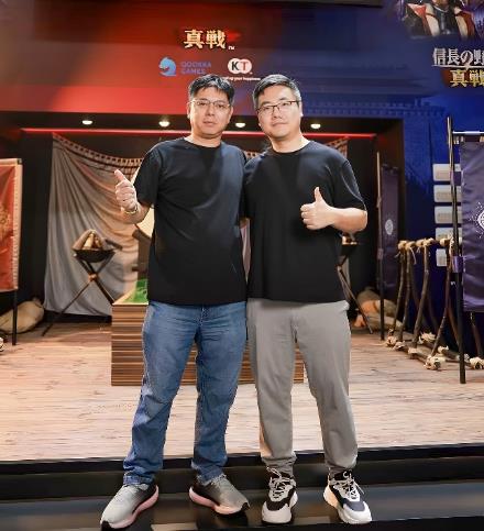 一張含有 服裝, 人員, 男人, 足部穿著 的圖片

AI 產生的內容可能不正確。