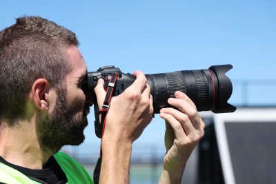 一張含有 人員, 天空, 戶外, 相機和鏡頭 的圖片

自動產生的描述