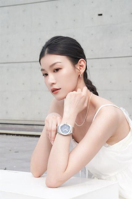 文字方塊: Victorinox 隆重推出的全新 Concept One 腕錶系列，更 首度導入突破性的太陽能機芯 技術。