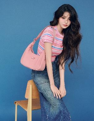 一張含有 服裝, 人員, 人的臉孔, 牛仔褲 的圖片

AI 產生的內容可能不正確。