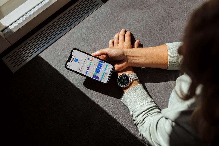 一張含有 人員, 行動電話, 服裝, 文字 的圖片
AI 產生的內容可能不正確。