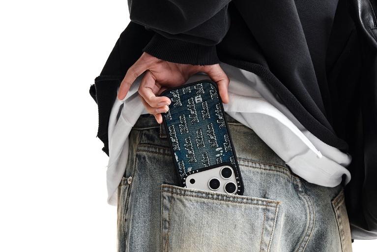 一張含有 人員, 服裝, 口袋, 丹寧布 的圖片

AI 產生的內容可能不正確。